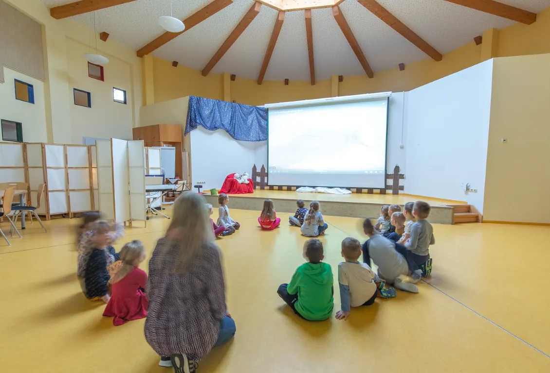Kindergruppe die einen Film schaut