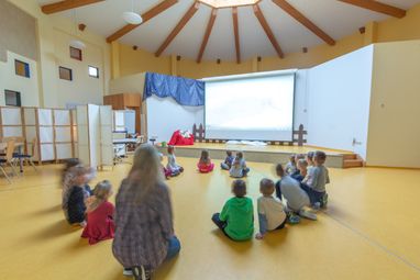 Kindergruppe die einen Film schaut