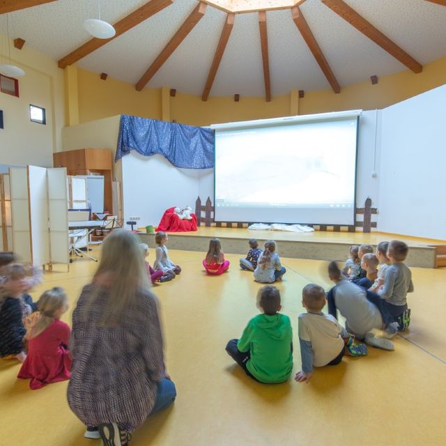 Kindergruppe die einen Film schaut