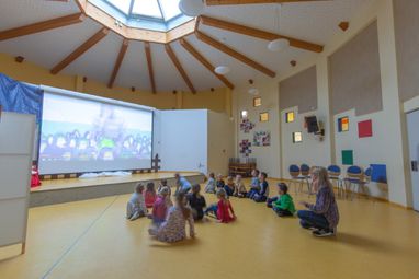 Kindergruppe die einen Film schaut