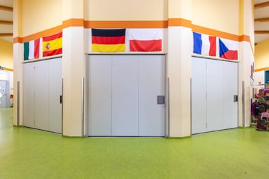 Innenausrichtung der Kita mit Länderflaggen von DE, PL, F, ES, CZ