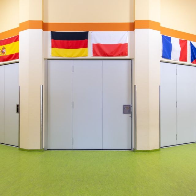 Innenausrichtung der Kita mit Länderflaggen von DE, PL, F, ES, CZ